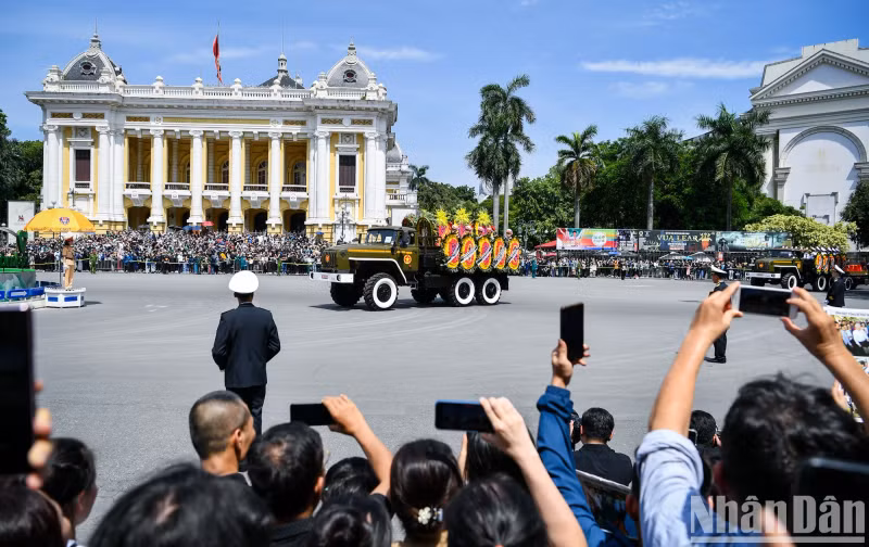 广大人民群众涌向国家殡仪馆与阮富仲总书记告别。