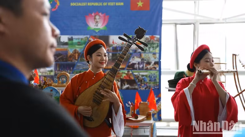 黄娥(中)表演琵琶。 黄娥(中)表演琵琶。