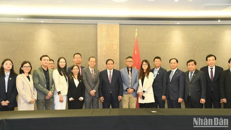 范明正总理同新西兰越南科技组科研人员合影留念。