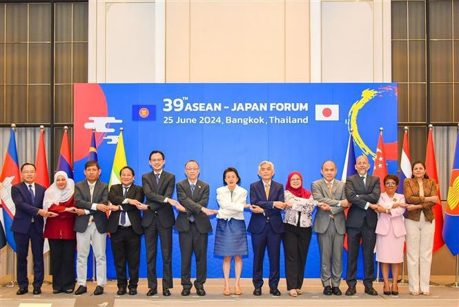 与会代表合影。（图片来源：越通社）