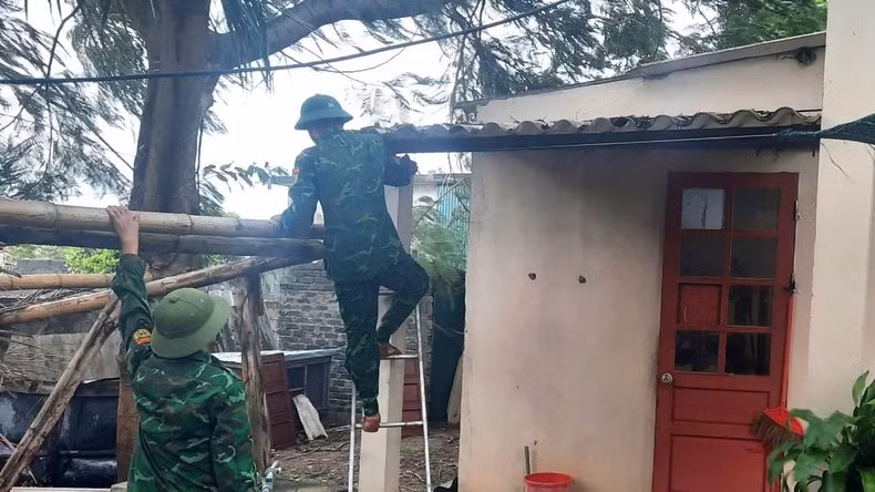 在泪水县鱼水海滨乡，有一些困难家庭，房屋不够安全，因此鱼水边防哨所的战士在台风登陆前前来帮助加固房屋。