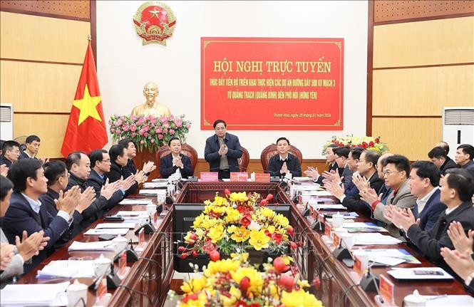 范明正总理主持会议。（图片来源：越通社）