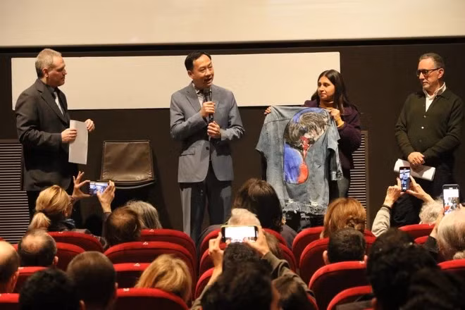 越南驻意大利大使杨海兴在颁奖仪式上发表讲话。