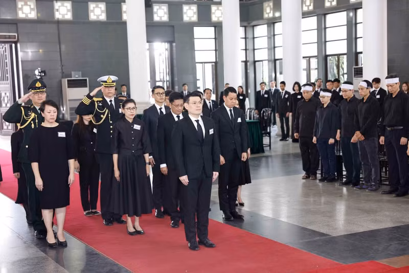 泰国代表团吊唁阮富仲总书记。