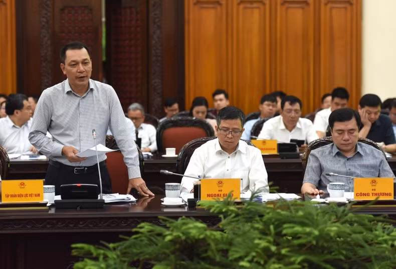 越南电力集团（EVN）董事会主席邓黄安在会上发表讲话。
