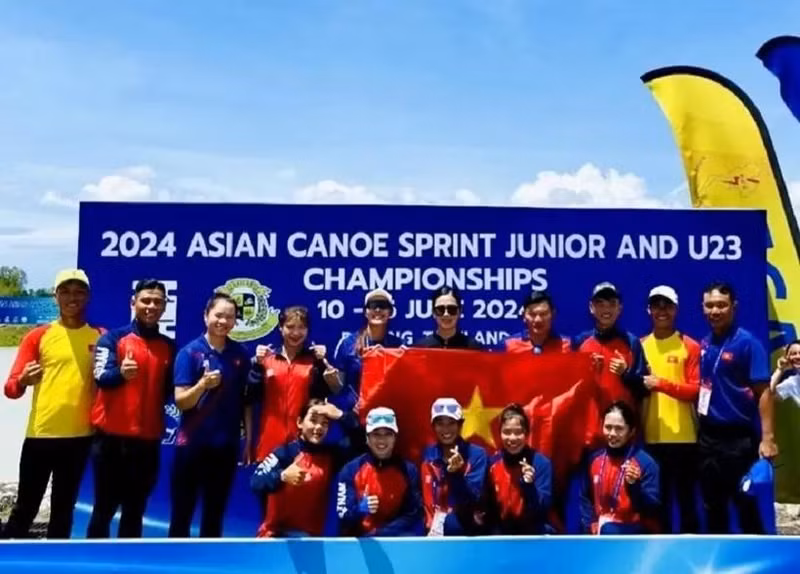 亚洲皮划艇青少年和U23锦标赛的越南皮划艇队。