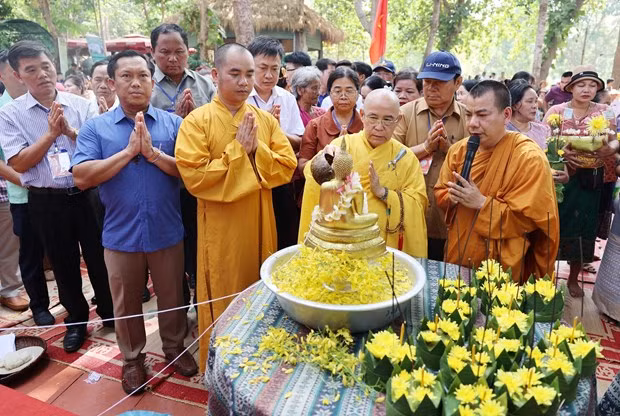 老挝传统新年上的浴佛仪式。