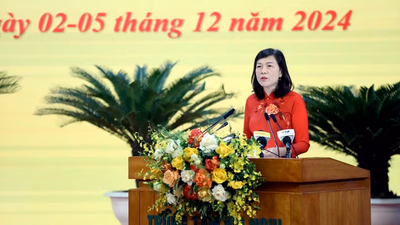 宣光省人民议会常务副主席范氏明春同志在会议闭幕式上发表讲话。