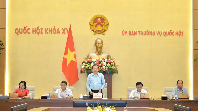 国会主席陈青敏在会上发表讲话。