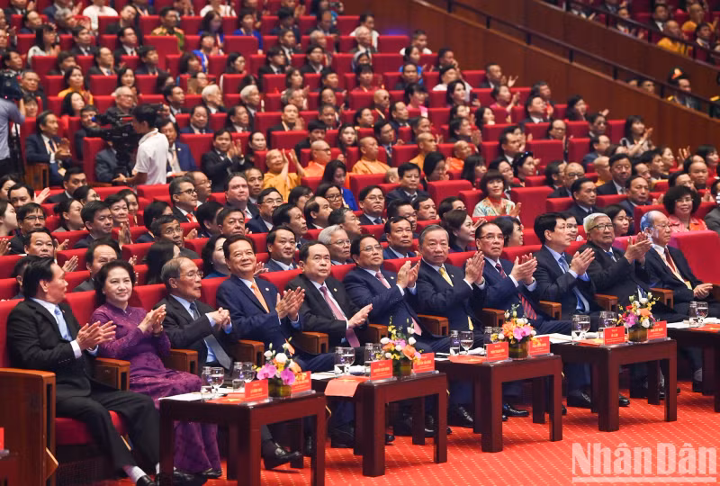 出席大会的各位代表。