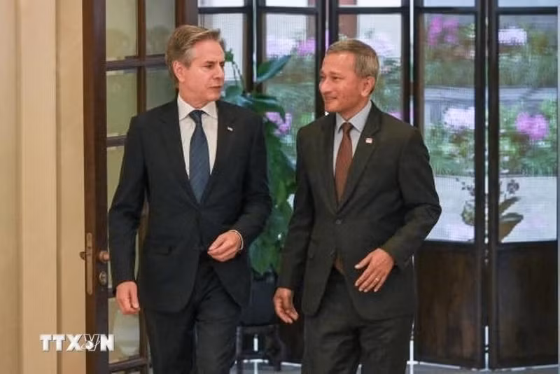 美国国务卿安东尼·布林肯（左）和新加坡外长维维安·巴拉克里希南。（图片来源：越通社）