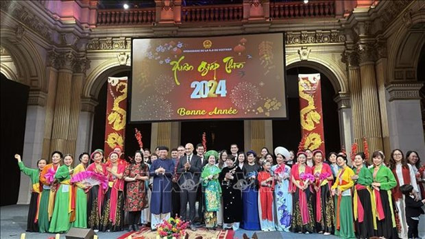 越南驻法国大使丁全胜与各位代表和侨胞们合影。（图片来源：越通社）