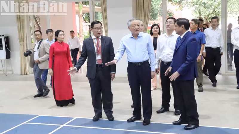 越南政府常务副总理阮和平高度评价黄越学校的教育模式。