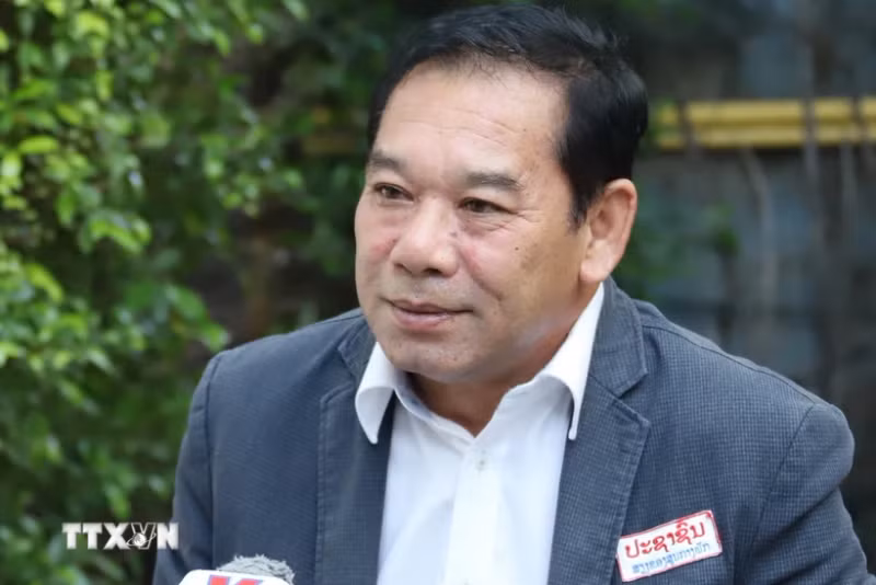 老挝人民革命党中央宣传部副部长万赛接受记者的采访。（图片来源：越通社）