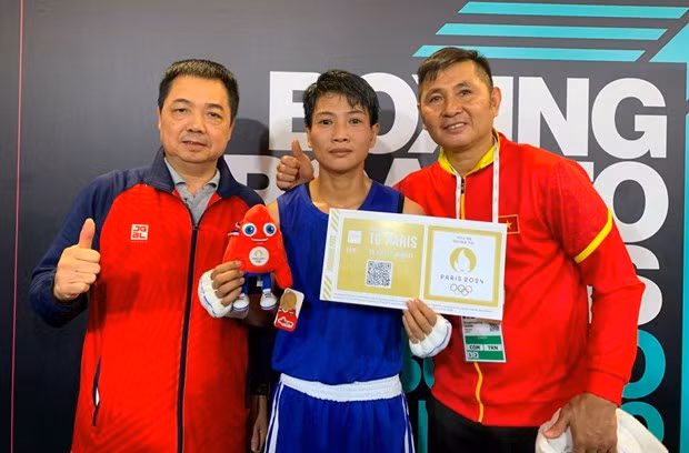 越南女拳击手阮氏金映（中间）为越南体育代表团拿到第五张巴黎奥运会入场券。（图片来源：新河内报）