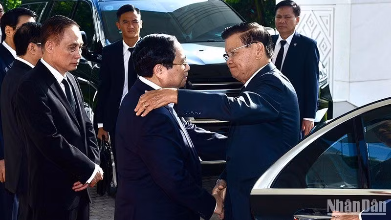 越南政府总理范明正迎接老挝人民革命党中央总书记、国家主席通伦·西苏里。