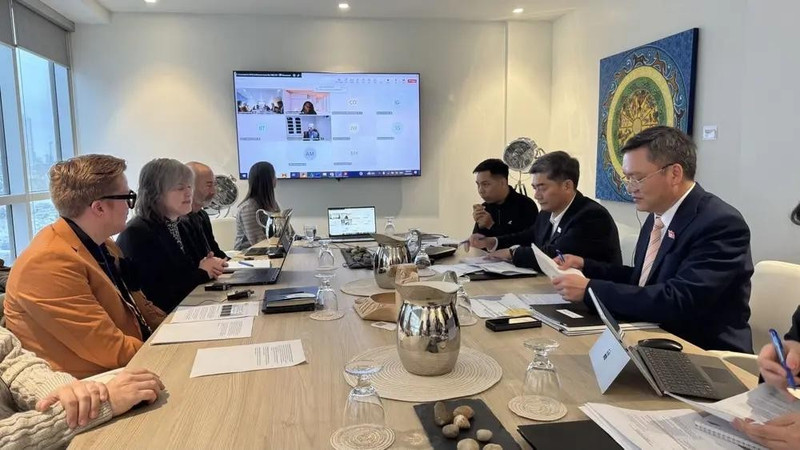 越南国会民族委员会代表团与加拿大自然资源部举行工作会谈。（图片来源：越通社）