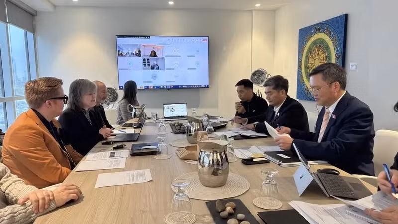 越南国会民族委员会代表团与加拿大自然资源部举行工作会谈。（图片来源：越通社）