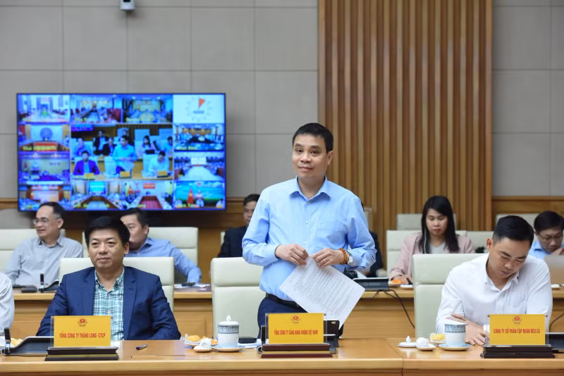 越南航空公司领导人代表发言。