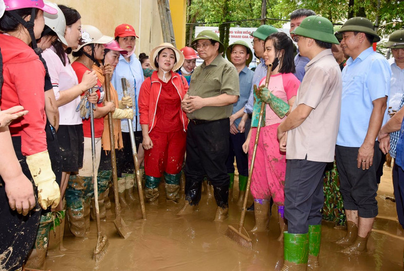 越南政府总理范明正亲自赴安沛省指导救灾重建工作。（陈海 摄）