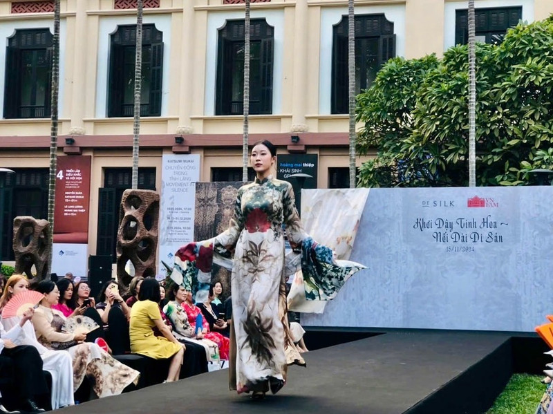 由 DeSilk 丝绸品牌推出名为《唤醒精华，延续遗产》的高档丝绸系列近日在河内越南美术博物馆亮相。