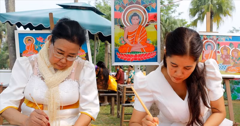 高棉族同胞进行玻璃画绘制表演。