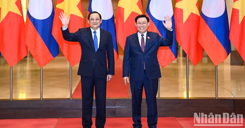 越南国会主席王廷惠与老挝政府总理宋赛·西潘敦。