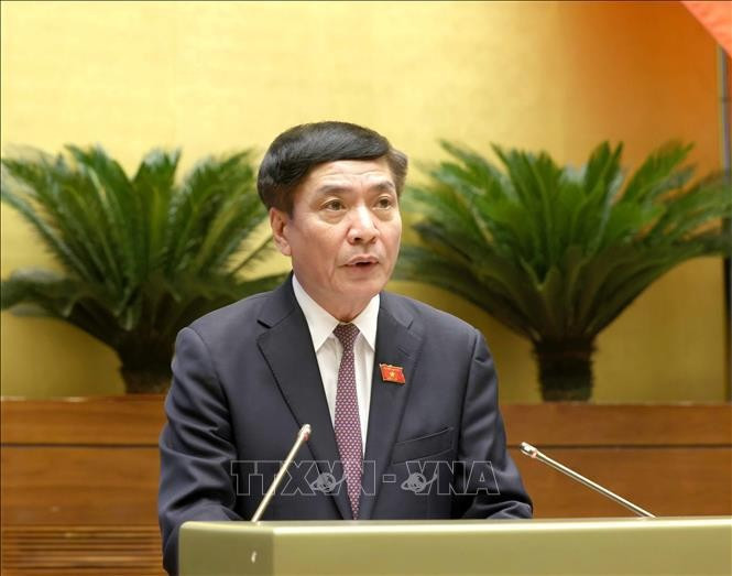 第十五届国会第七次会议听取国会秘书长、国会办公厅主任裴文强。