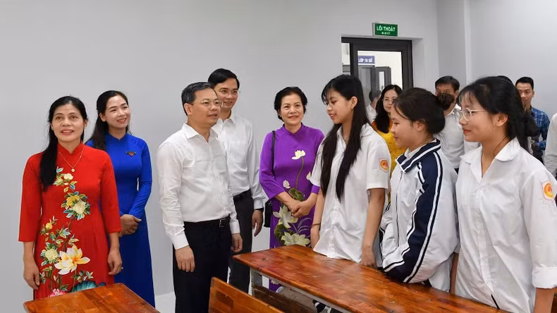 宣光省人民委员会主席阮文山走访慰问宣光重点学校学生。