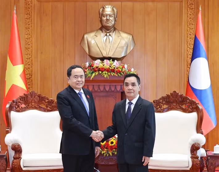 越南国会主席陈青敏会见了前老挝政府总理、前国会主席通辛·坦马冯。