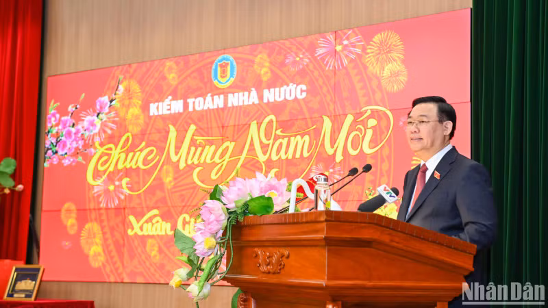 越南国会主席王廷惠新春走访越南国家审计署。