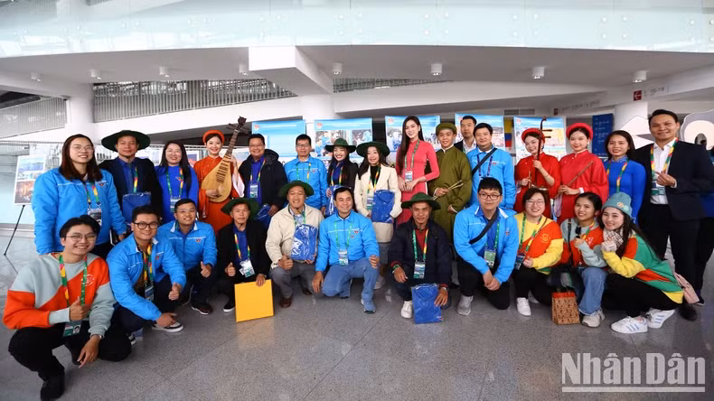 老挝代表团参观越南展位。 老挝代表团参观越南展位。