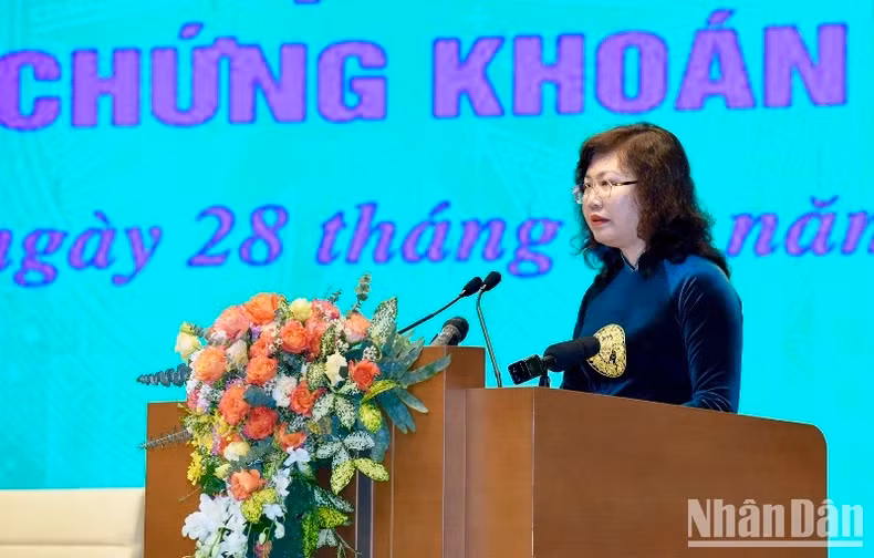 国家证券委员会主席武氏真芳就2023年越南股市形势及2024年前景进行总结报告。