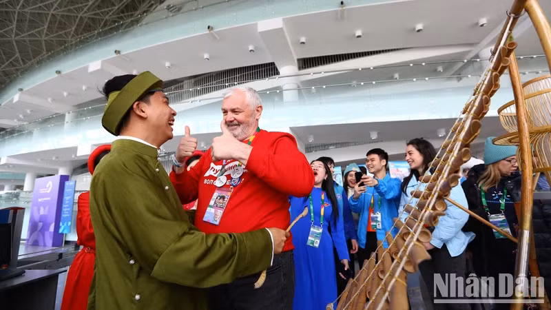 俄罗斯朋友对越南展位印象深刻。（青体 摄）