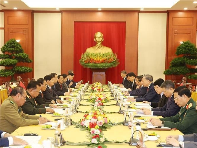 越南共产党代表团与老挝人民革命党代表团会面场景。