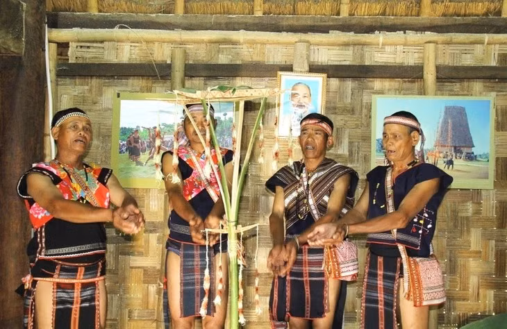 斜挎包是巴拿族男性服饰中的独特配件。
