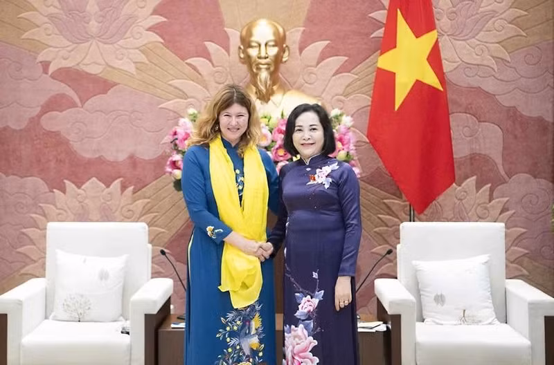 越南国会副主席阮氏青会见联合国儿童基金会驻越南首席代表西尔维娅·达奈洛夫。