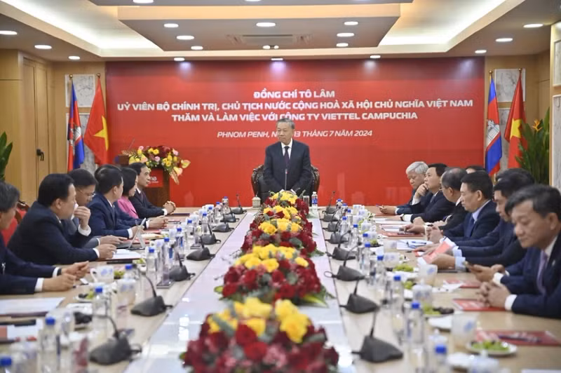 越南国家主席苏林与Metfone公司领导代表举行工作会议。
