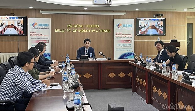 经销商和国际采购商对接座谈场景。（图片来源：工贸报）