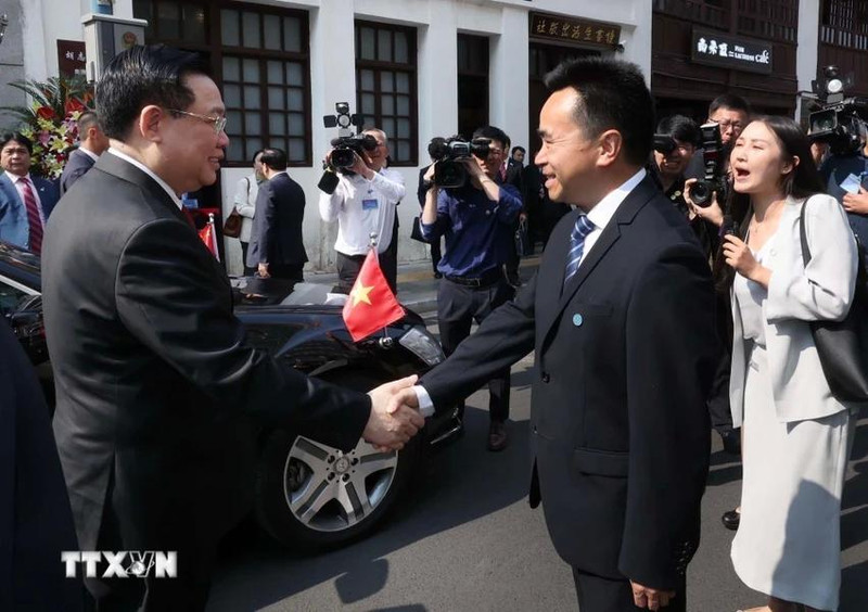 中国昆明当地和胡志明主席遗迹区领导人迎接越南国会主席王廷惠。