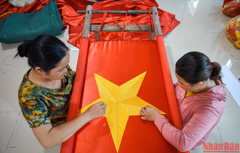 慈云村村民通过缝制国旗体现爱国情怀。