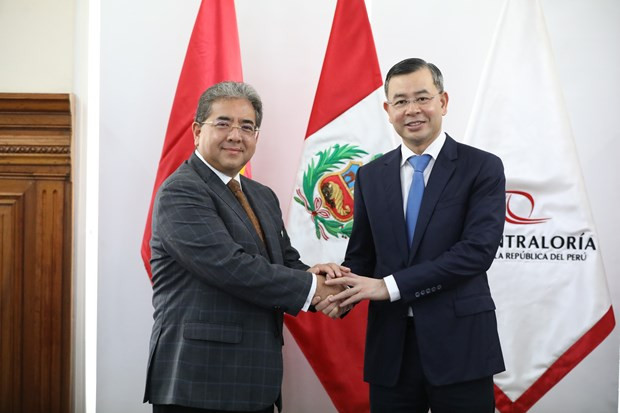 越南国家审计署审计长吴文俊与秘鲁国家审计署长内尔松·爱德华多·沙克·雅尔塔。（图片来源：越通社）