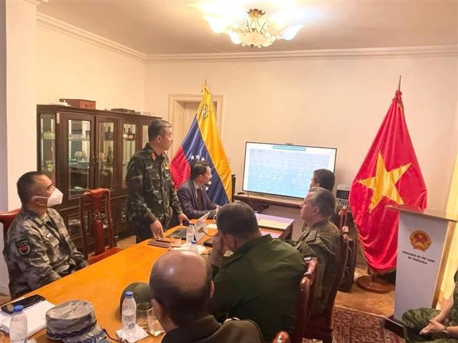 越南驻委内瑞拉国防武官武世忠大校介绍越南国防《白皮书》中的主要内容。（图片来源：越通社）