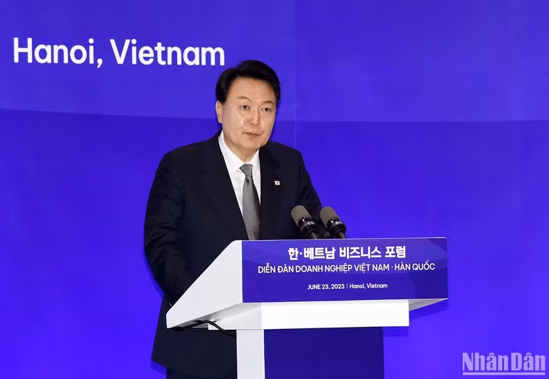 韩国总统尹锡在论坛上发表讲话，认为越南-韩国关系是世界的典范。