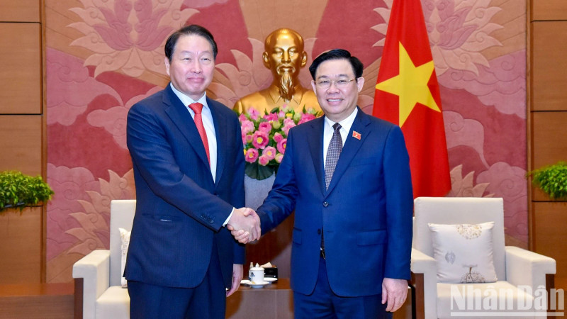 越南国会主席王廷惠会见韩国SK集团会长崔泰源。
