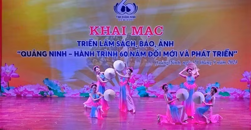 “ 广宁 ——60 年改革与发展 ” 书籍和图片展开幕式上的艺术节目。