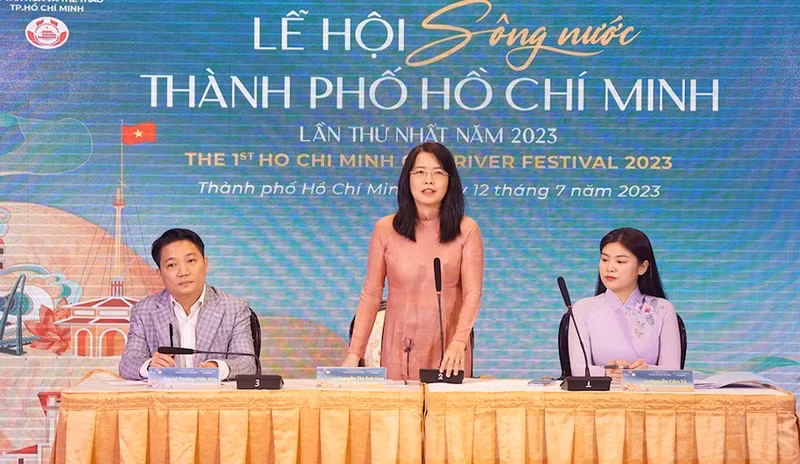 胡志明市旅游局局长阮氏映花发表讲话。