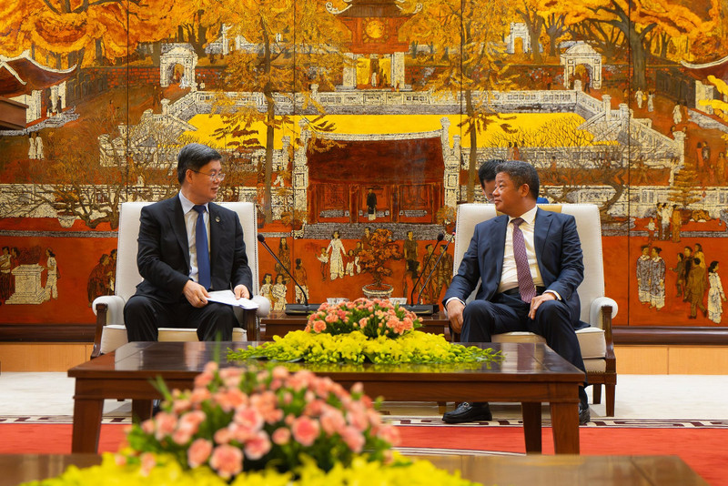 河内市人民委员会副主席阮孟权会见中国深圳市市委副书记、市长覃伟中。（图片来源：新河内报）