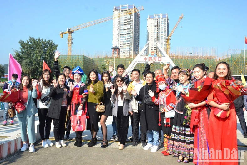 双方军民在因新冠肺炎疫情而关闭边境近 3 年后开始恢复会面交流活动。