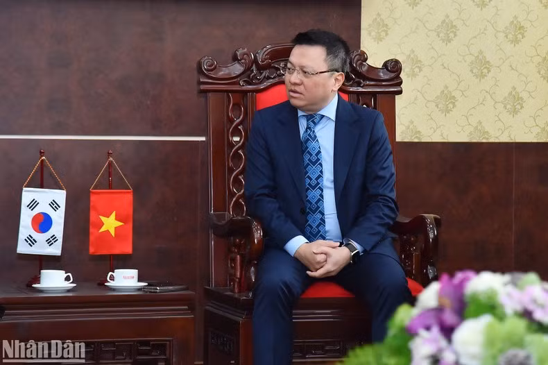 黎国明总编辑在会见时发表讲话。